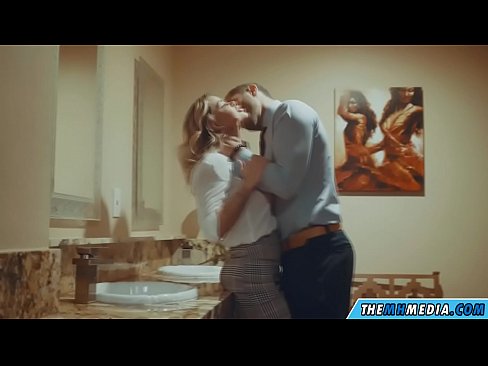 ❤️ Büyük memeli bir sarışın seni umumi tuvalette baştan çıkardığında ❤ Güzel porno bizde ❌❤